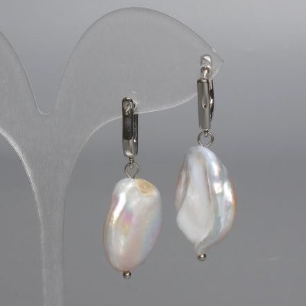 Náušnice barokní perly s odstínem benzínu, průměr 18 mm, délka 38 mm, anglické zapínání