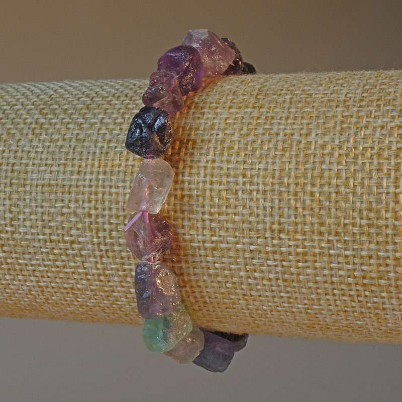 Náramek z fluorit, neopracovaný kámen, brusované korálky, průměr 8×10 mm ±, délka 18 cm ± (elastický)