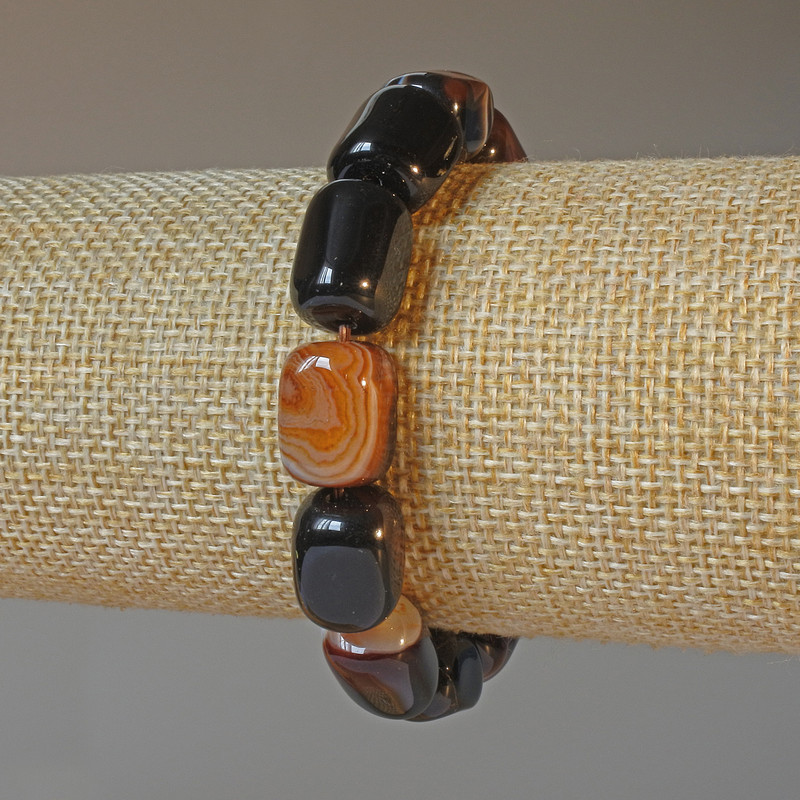Náramek z hnědého achátu, přírodní kámen, hranolky o rozměrech cca 11×15 mm, délka cca 18 cm, na elastické gumičce