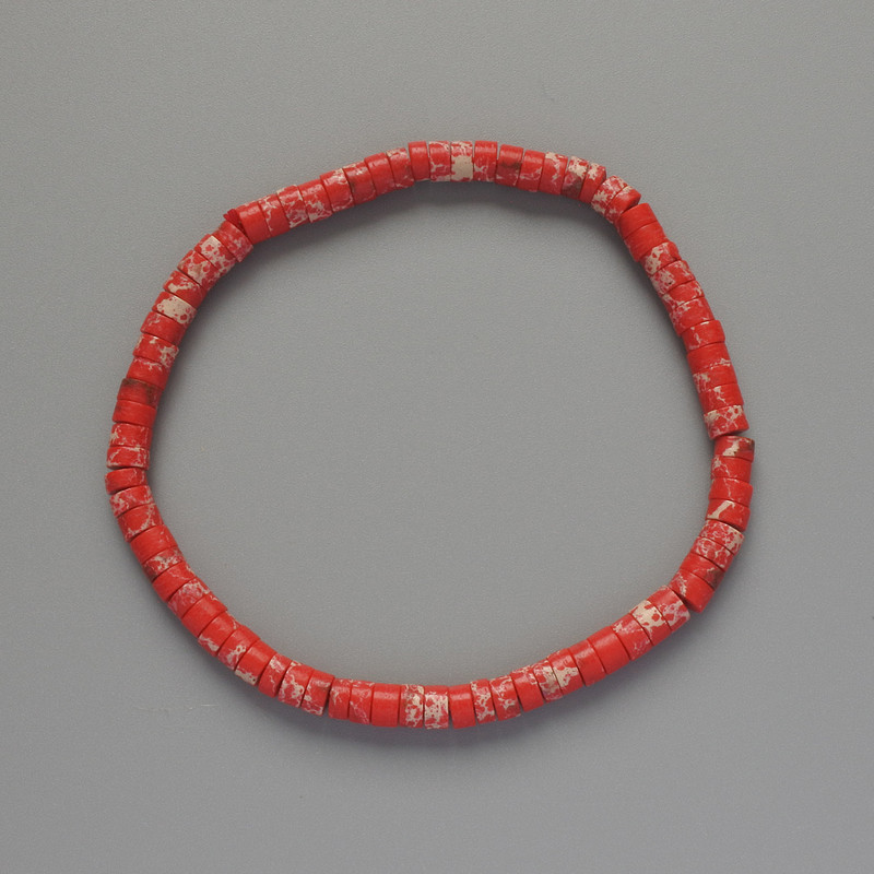 Náramek z červeného variscitu (lisovaná destička), průměr cca 4,5 × 2,5 mm, délka 18 cm ± (elastický)