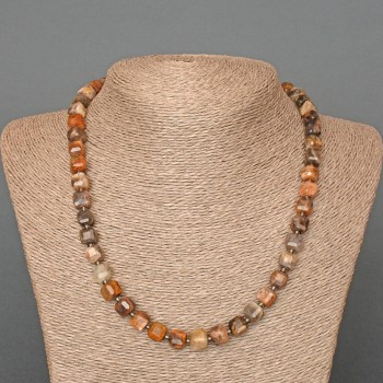 Náhrdelník z heliolitu „Sluneční kámen“ s facetovanými kubickými korálky o průměru cca 8 mm, délka cca 50 cm, doplněno drobnými korálkami