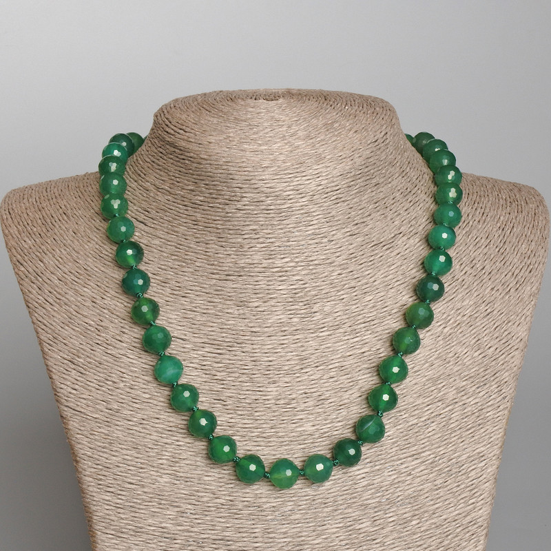 Náhrdelník z přírodního chrysoprasu, brusovaná korálka o průměru 10 mm, délka 49 cm