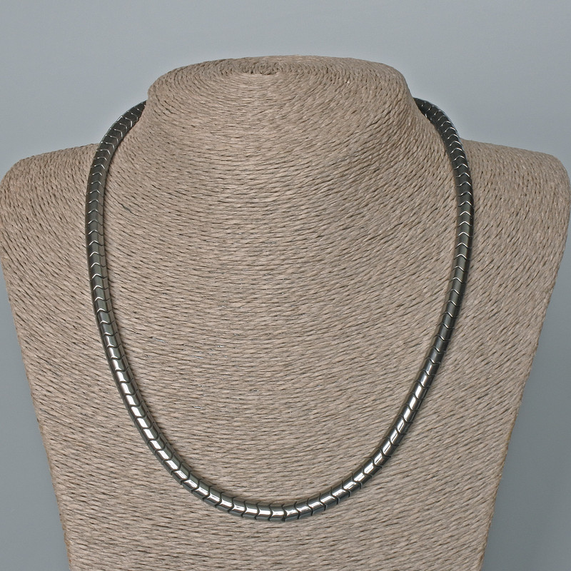 Náhrdelník z hematitu „Zigzag“, průměr 6×5 mm, délka 48 cm
