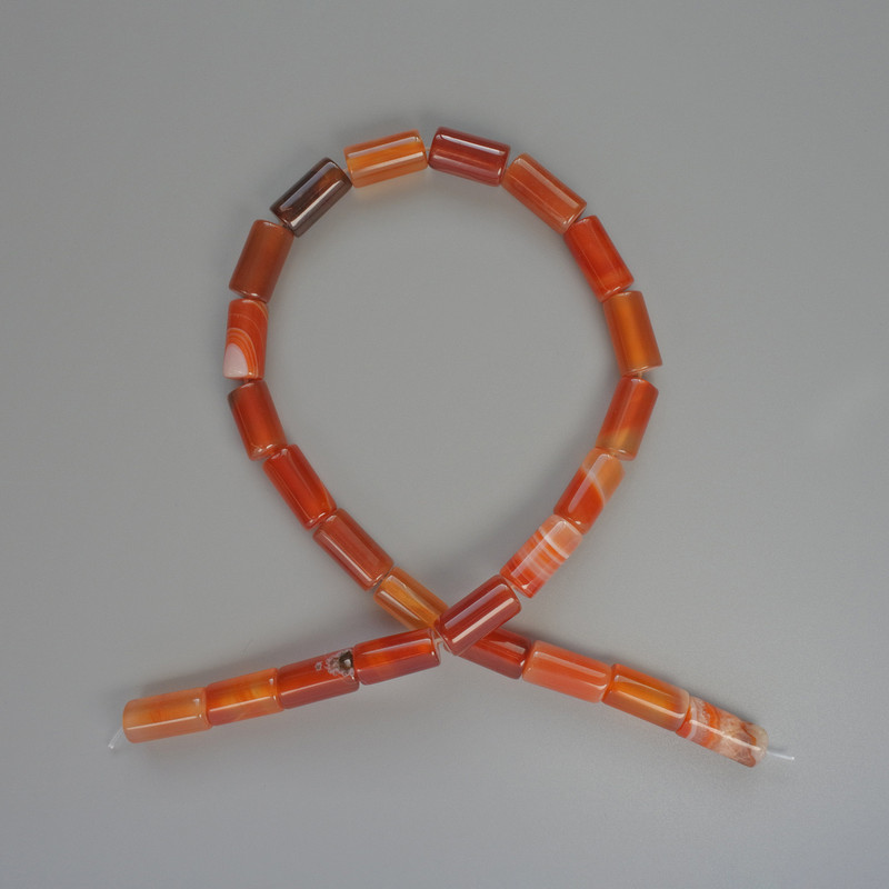 Oranžové agátové korálky – přírodní kámen, cylindrické, průměr 8×16 mm, délka 38 cm, navlečené na vlascové šňůře