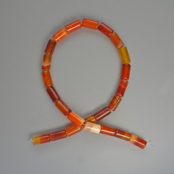 Oranžové agátové korálky z přírodního kamene, cylindrického tvaru, průměr 8×16 mm, délka cca 38 cm, navlečené na vlascové niti