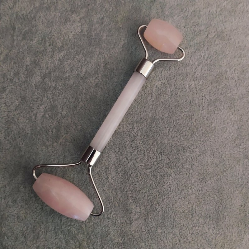 Masážér z kamene růžového křemene, dvoustranný, délka 14,5 cm, stříbrný kov