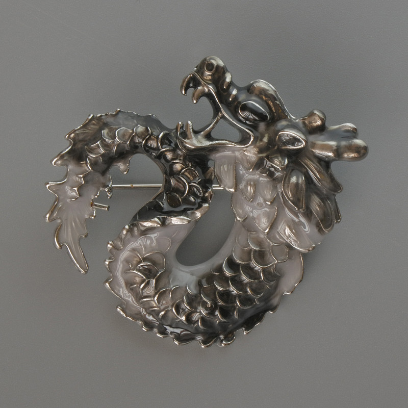 Brožka-přívěšek Drak, černý a šedý smalt, stříbrný kov 42×42 mm