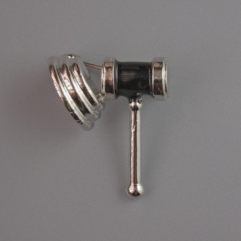 Brož Soudcovské kladivo, černý smalt, stříbrný kov 23×28 mm