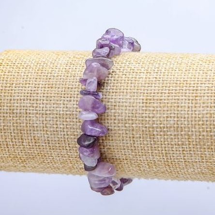 Náramek z přírodního ametistu, drobné kousky kamene, průměr 8 mm (±), obvod 18 cm (elastický)