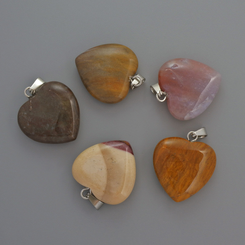 Přívěšek srdce z jaspisu, rozměry 20×20×6 mm ±, délka 28 mm ±