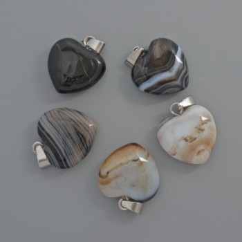 Přívěšek ve tvaru srdce z černého achátu, rozměry 15×15×6 mm, délka 23 mm