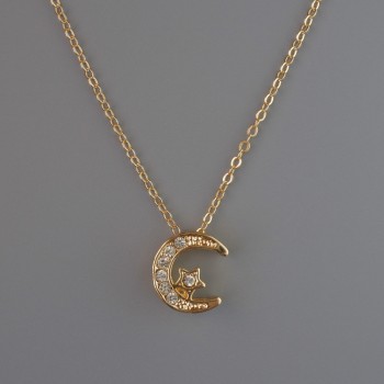 Přívěšek „Měsíc“ na zlatavém kovovém řetízku, průměr 13×12 mm, tloušťka 1 mm +/-, délka 40–45 cm +/-