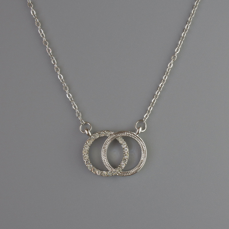 Přívěšek na řetízek ze stříbrného kovu, průměr 13×17 mm, tloušťka 1 mm, délka 40–45 cm