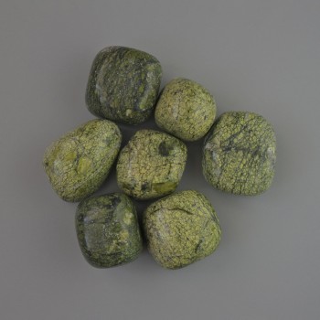 Suvenýrový přírodní kámen serpentinit leštěný, průměr 22×20 mm (+/-), balení 100 g