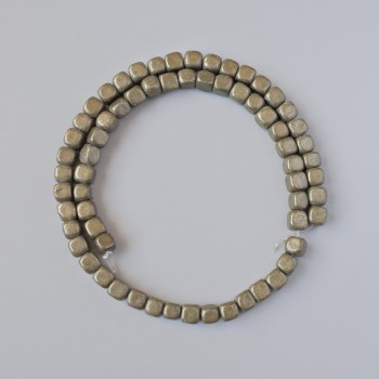 Korálky pyritu – kubíky, průměr 6 mm (+/-), délka 40 cm (+/-), na niti