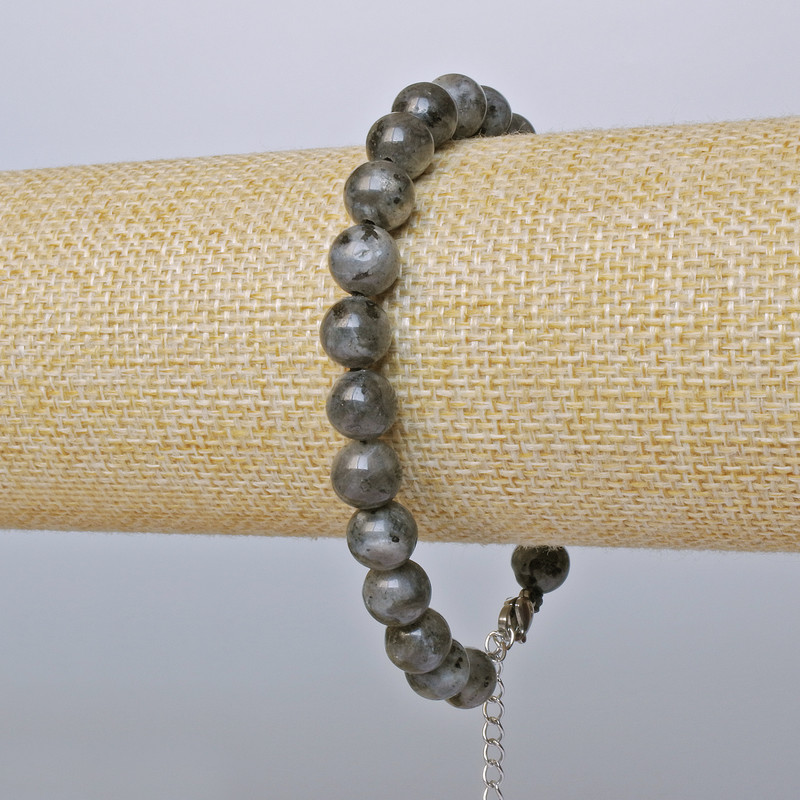 Náramek z labradoritu – hladké kuličky, průměr 8 mm, délka 19–24 cm, stříbrné zapínání