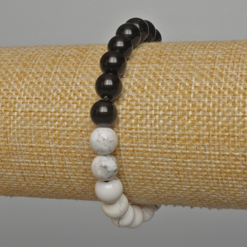 Náramek z kaolonu a černého achátu, hladké korálky o průměru cca 8 mm, délka 18 cm + - (elastický)