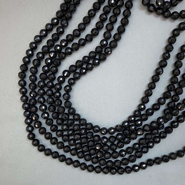 Korálky Český křišťál na niti – černé matné brusované kuličky, průměr 8 mm, délka 50–51 cm