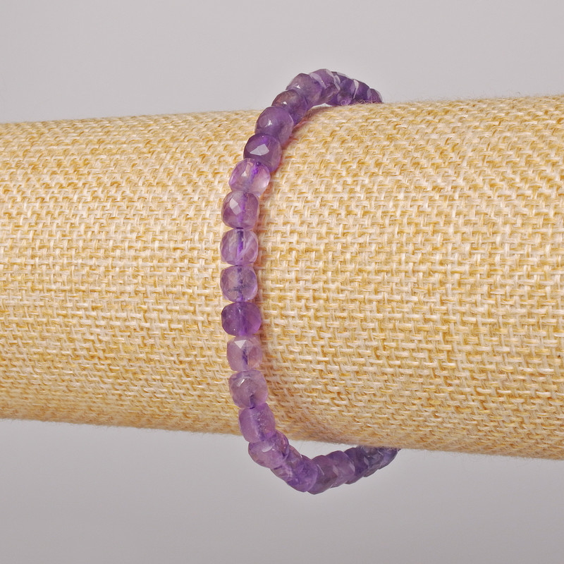 Náramek z přírodního ametystu, broušený kubický korálek, průměr 5,5 mm, délka 18 cm (elastický)