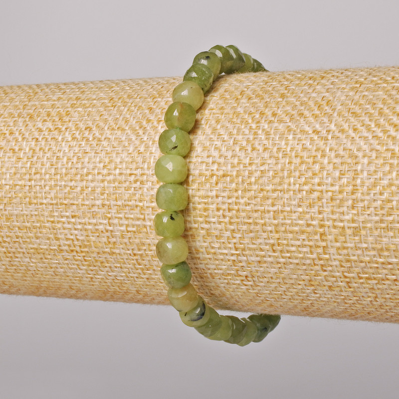 Náramek z jadeitu – přírodní kámen, broušené kubické korálky, průměr 5,5 mm, délka 18 cm ± (elastický)