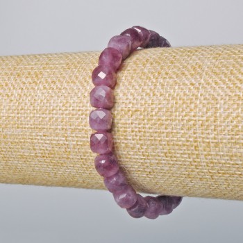 Náramek z rubelitu turmalínu – brusované kubické korálky, průměr 7 mm ±, délka 18 cm ± (elastický)