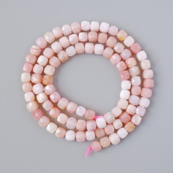 Korálky z růžového opálu, přírodní kámen, broušené kubické, průměr 4 mm ±, délka 39 cm ±, navlečené na niti