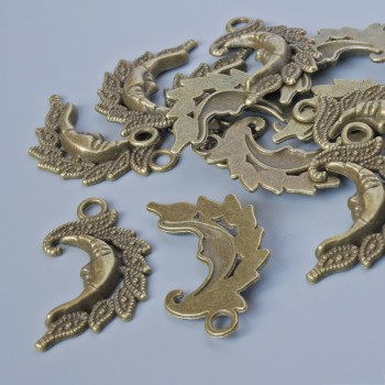 Přívěšek – komponenta pro šperky „Měsíc“, průměr 27×15 mm, průměr otvoru 2,4 mm, balení 13 ks ±, bronzová barva kovu