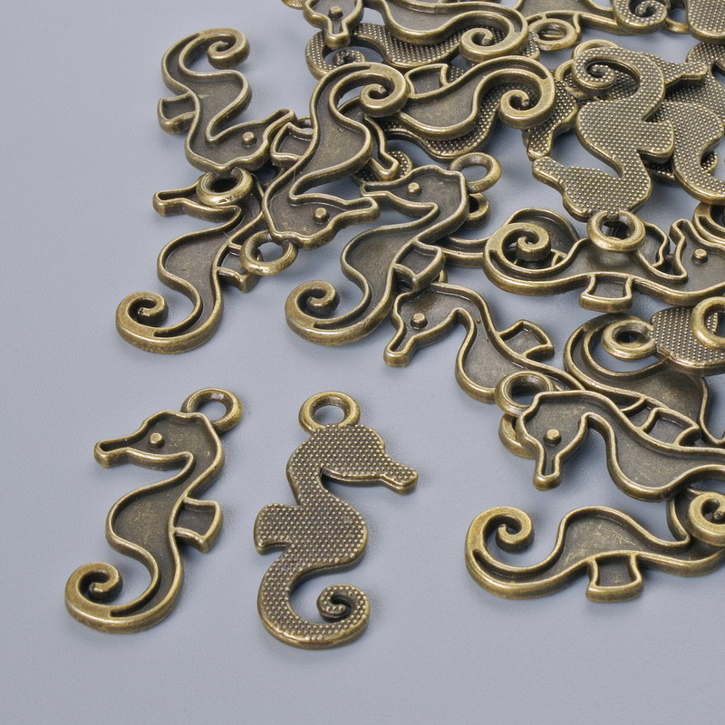 Přívěsek „Mořský koník“, bronzová barva kovu, rozměry 22×10 mm, průměr otvoru 2,1 mm, balení 26 ks ±