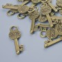 Přívěšek «Klíč», bronzová barva kovu, průměr 26×8 mm, otvor 3,5 mm, balení 16 ks ±