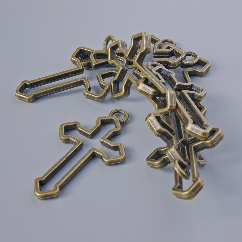 Přívěšek „Kříž“, bronzové barvy kovu, rozměry 28,5×22 mm, otvor 3 mm, balení 8 ks