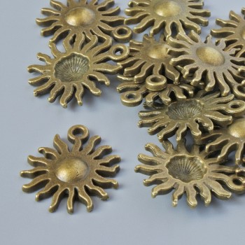 Přívěsek Slunce, bronzový odstín kovu, rozměry 17 × 13 mm, otvor 1,5 mm, balení 13 ks