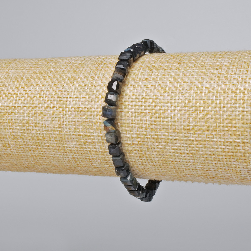 Náramek z sokolího oka, přírodní kámen, brusovaný kubík, průměr 5 mm ±, délka 18 cm (elastický)