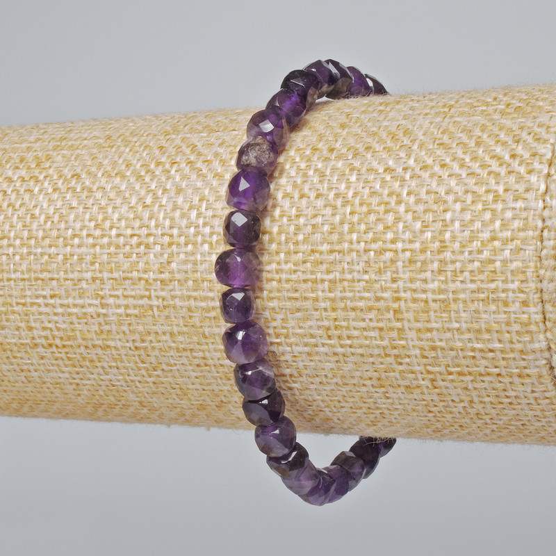 Náramek z ametystu, přírodního kamene, brusované kubické korálky, průměr 6,5 mm, délka 18 cm, elastický