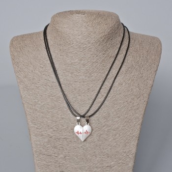 Párové přívěsky srdce na magnetu, červená a bílá smaltovaná barva, 24×22 mm ±, délka 45–50 cm ±