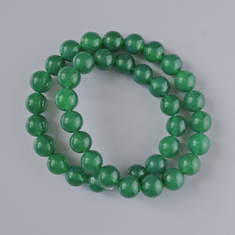 Korálky z chrysoprasu, přírodní kámen, hladká kulička, průměr 10 mm ±, délka cca 38 cm ±, navlečené na vlascu