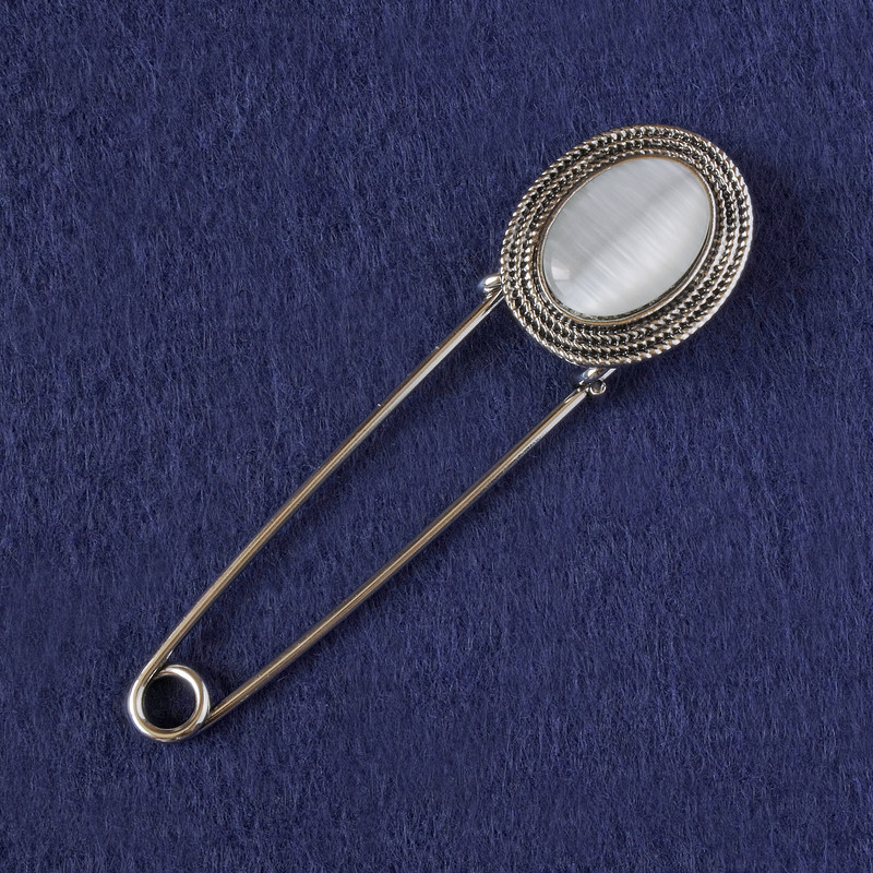 Brož-špendlík s bílým kočičím okem, stříbrný kov 79×21,5 mm, 5 mm+