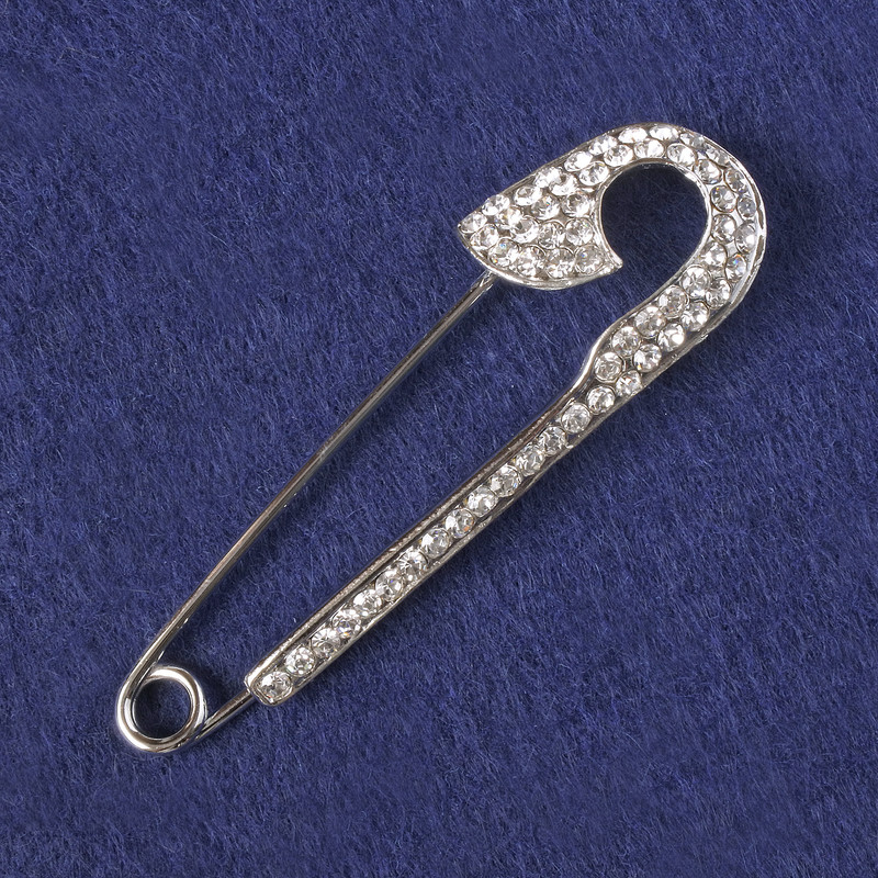 Brož-špendlík s bílými štrasovými kamínky, stříbrný kov 71×19 mm+