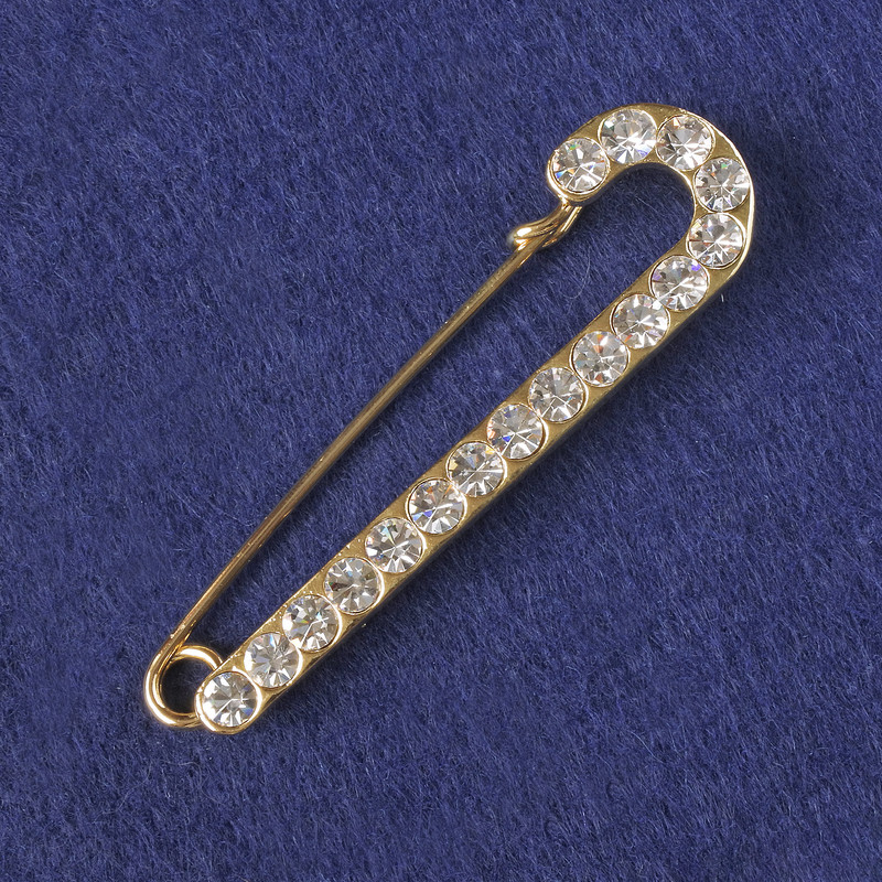 Brožka-špendlík se bílými krystaly, zlatistý kov 72×20 mm