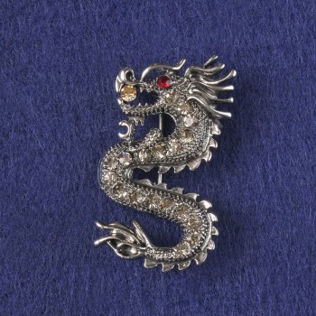 Brož-kulon Drak s bílými štrasovými kamínky, stříbrný kov, 40 × 23 mm +
