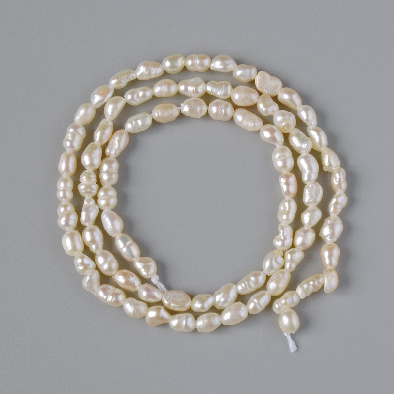 Říční perly, korálky, průměr 3×4 mm, délka cca 33 cm, na niti
