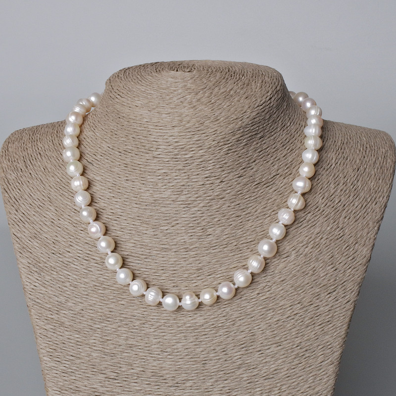 Náhrdelník z říčních perel s reliéfem, průměr 8,5 × 8 mm, délka 42–44 cm