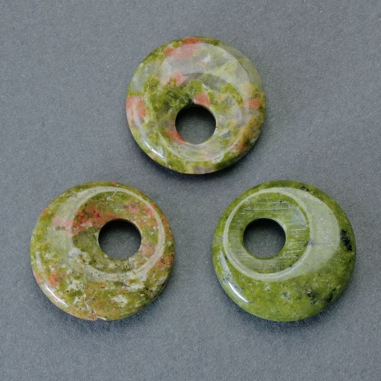 Přívěšek ve tvaru donutu z heliotropového jaspisu, přírodní kámen, průměr 18×5 mm, otvor 5 mm