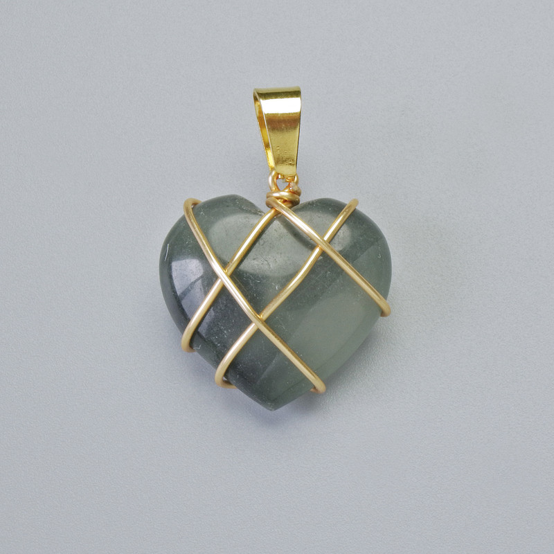 Přívěšek „Srdce“ z heliotropového jaspisu v zlatém opletení, průměr 20×20 mm±, délka 30 mm+