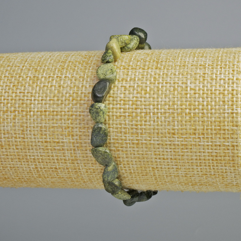Náramek ze serpentinitu, přírodní kámen, facettované korálky, průměr 7×9 mm, délka cca 18 cm (na pružné gumičce)