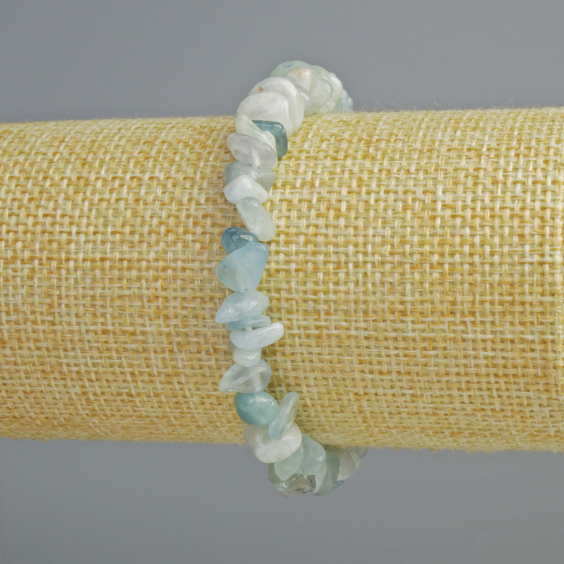 Náramek z přírodního akvamarínu – drobná zrnka kamene, průměr 8×3 mm ±, délka 18 cm ± (elastický)