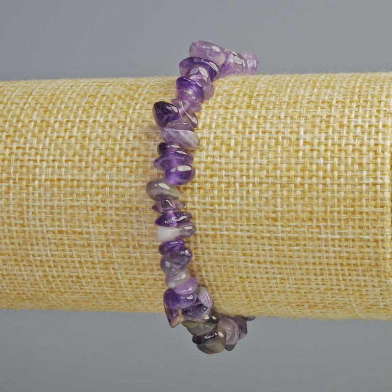 Náramek z ametystu, drobné částečky kamene, průměr 7×4 mm ±, délka 18 cm ± (elastický)