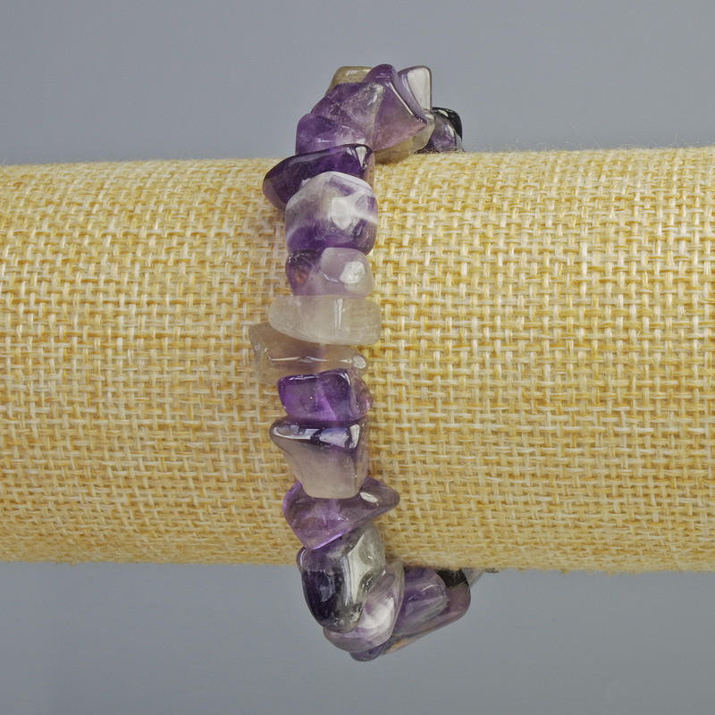 Náramek z ametystu – přírodní kámen, jemné kousky o průměru 10 × 3 mm, délka 18 cm, elastický