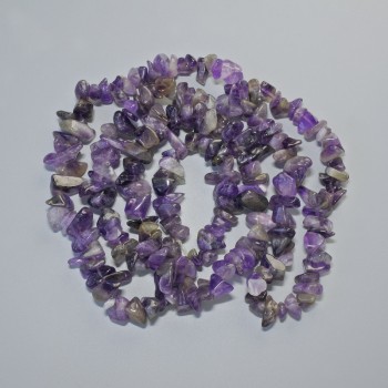 Korálky z ametystu, přírodní kámen – drobné fragmenty, průměr 13×5 mm, délka 84 cm, na niti