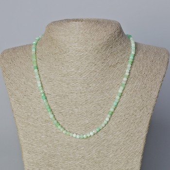Náhrdelník z chrysoprasu, přírodní kámen, broušené kubíky, průměr 4 mm, délka 45–48 cm
