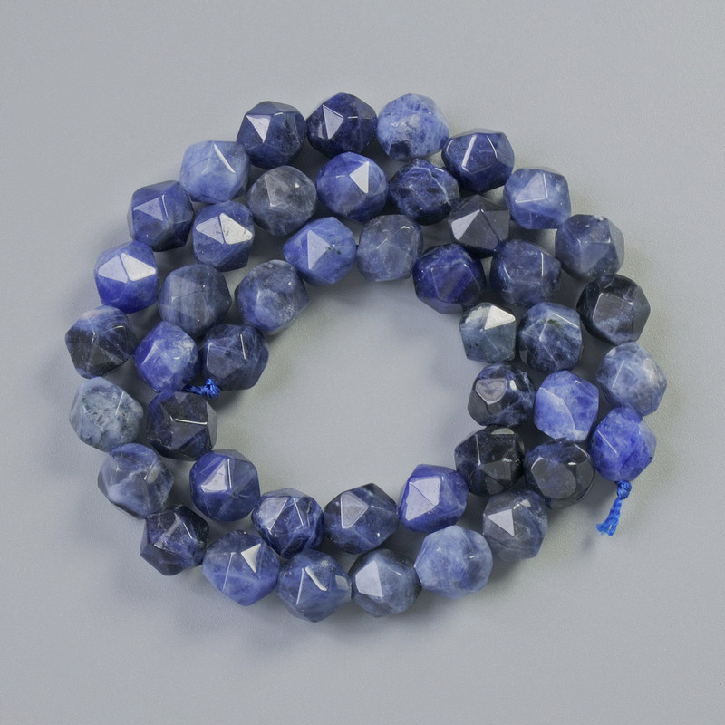 Korálky sodalitu, přírodní kámen, multifacetované, průměr 7×8 mm, délka cca 36 cm na niti